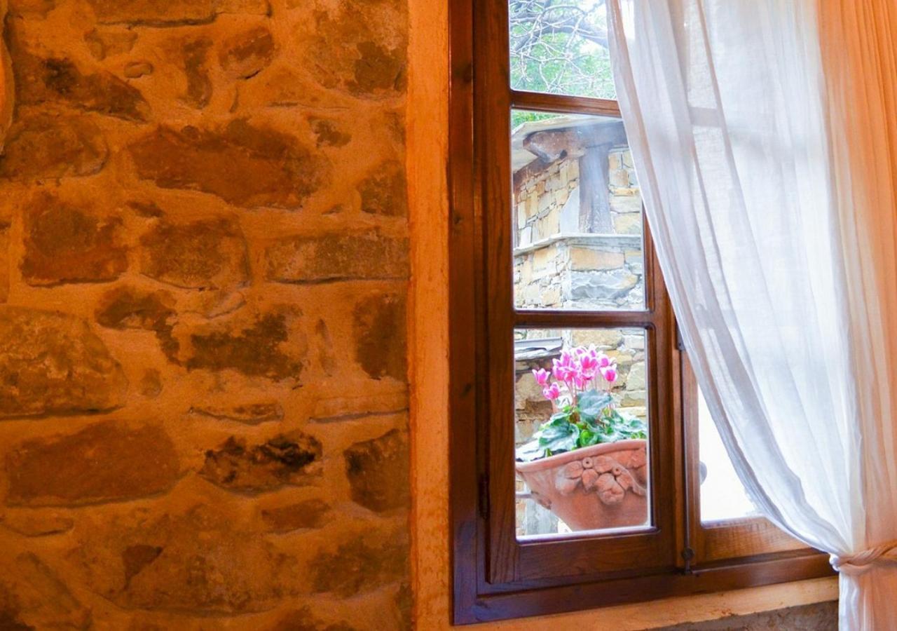 Il Cappellaio Matto Panzió Montalto Ligure Kültér fotó
